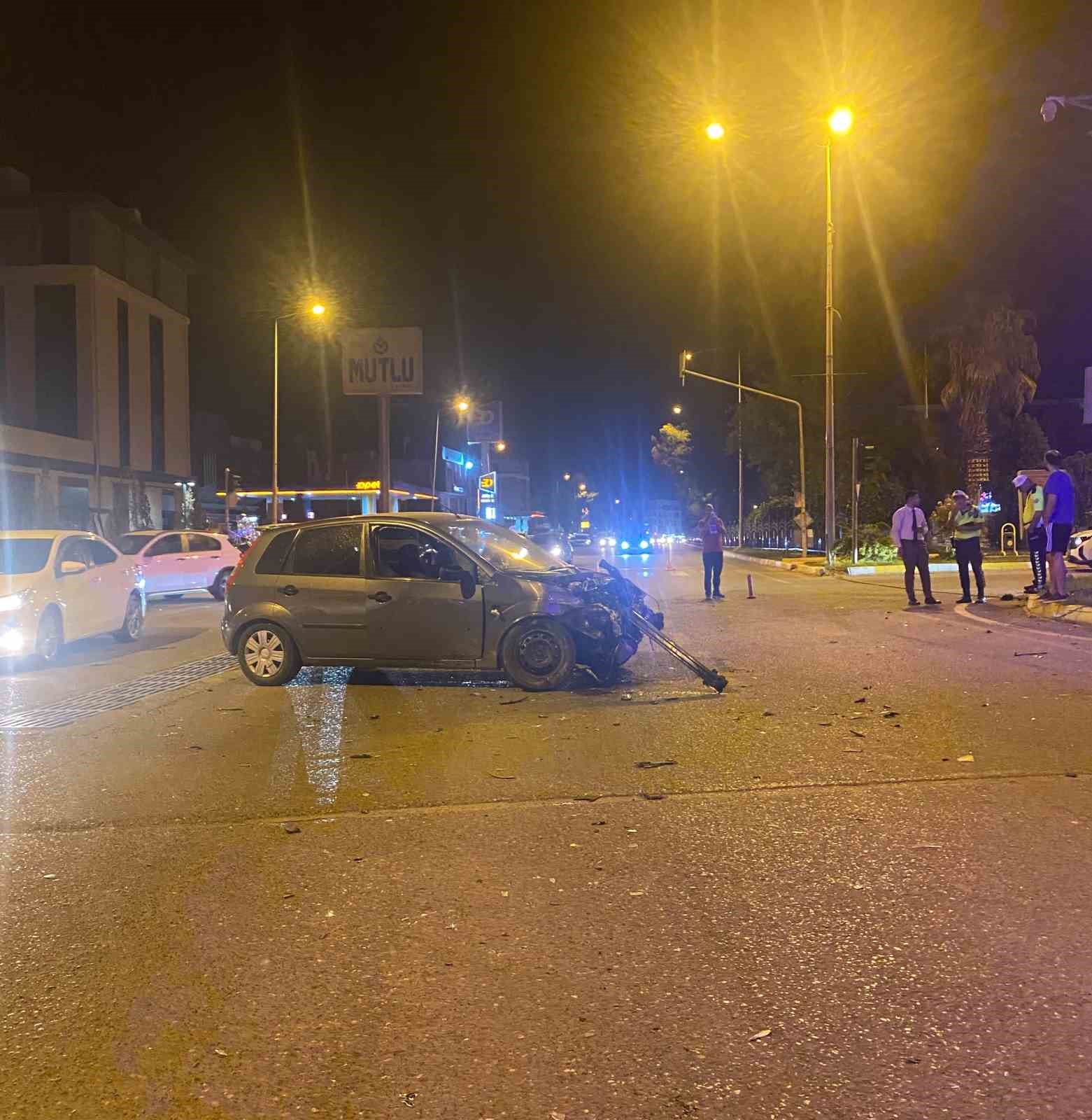 İki otomobil &ccedil;arpıştı: 1 yaralı