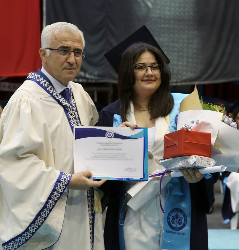 ESOGÜ Diş Hekimliği Fakültesi 2026 mezunlarını verdi