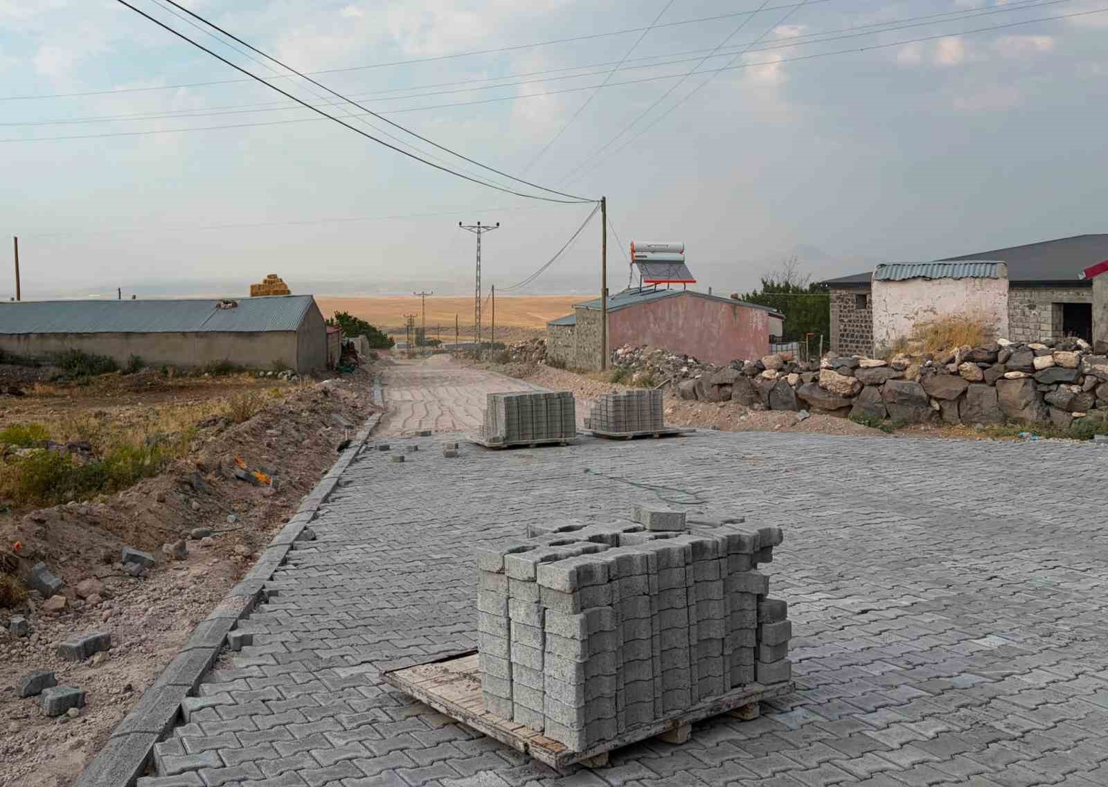 Digor’da KÖYDES çalışmaları sürüyor: Kaymakam Zengin Karabağ köyündeki parke taşı yapımını inceledi