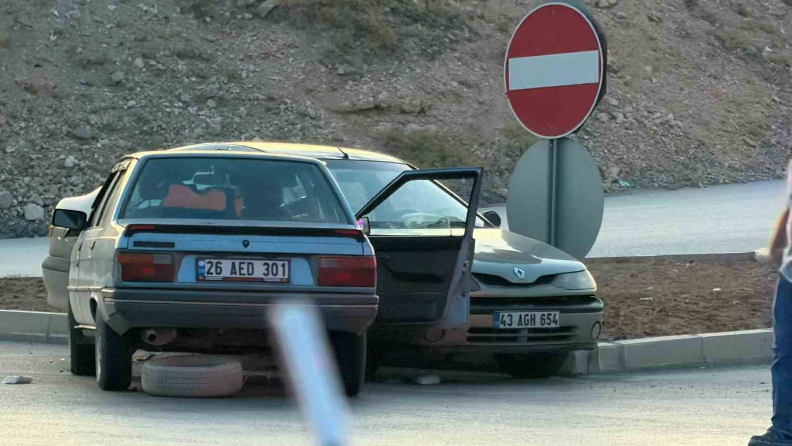 Emet’te trafik kazası: 4 kişi yaralandı, sürücü olay yerinden kaçtı