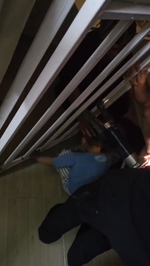 Korkuluklara sıkışan &ccedil;ocuğu itfaiye kurtardı