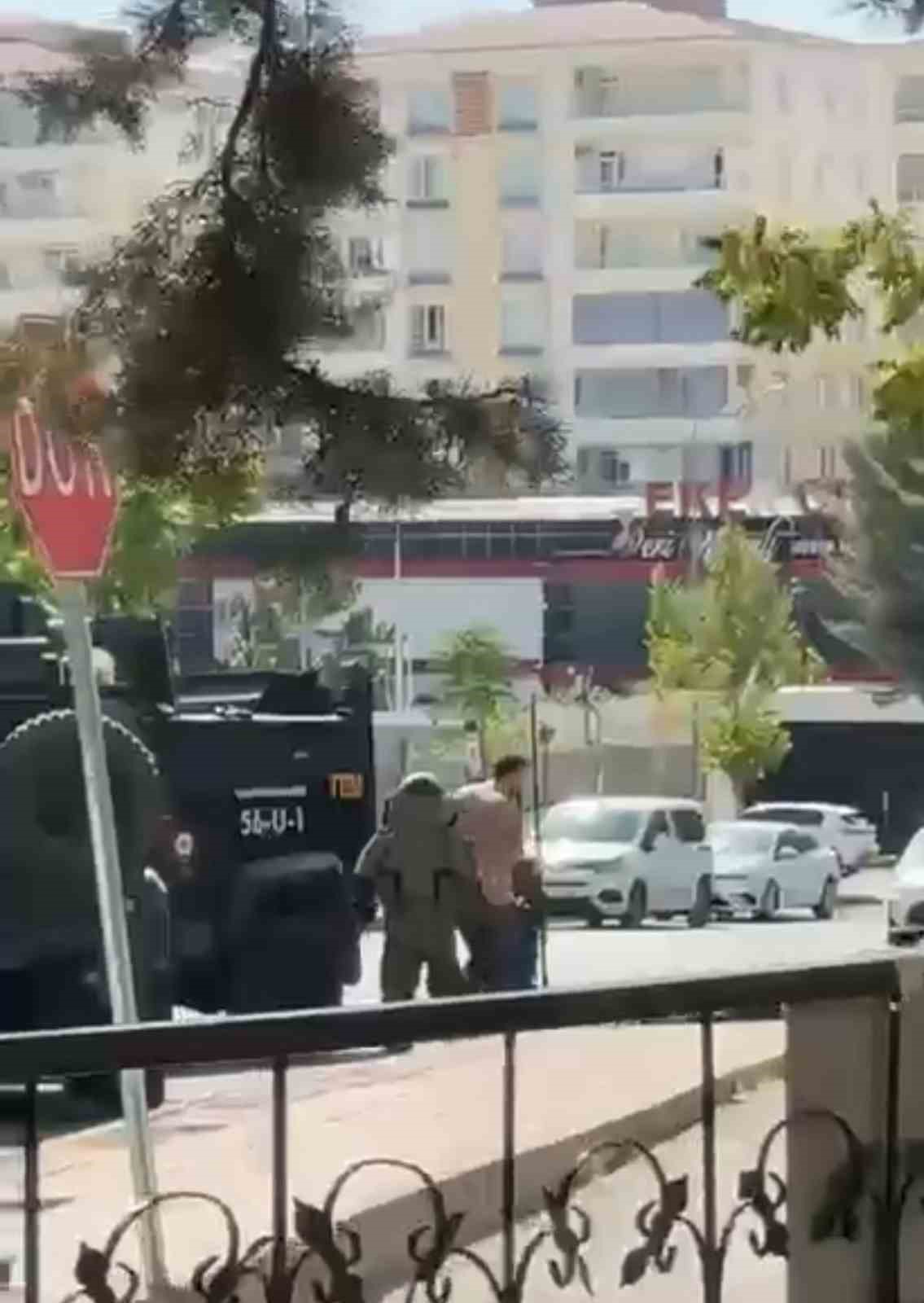 Siirt’te AK Parti il binası önüne bırakılan şüpheli çanta kontrollü patlatıldı