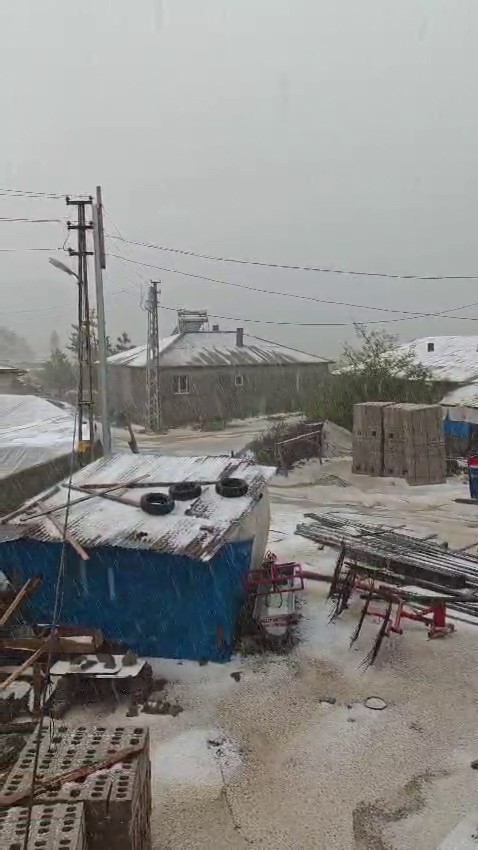Sivas’ta kuvvetli dolu yağışı beraberinde sele neden oldu