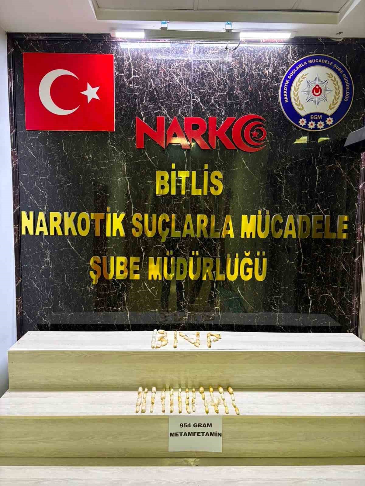 Tatvan’da uyuşturucu operasyonu: Şüphelilerin midesinden 1 kilogram metamfetamin ele geçirildi