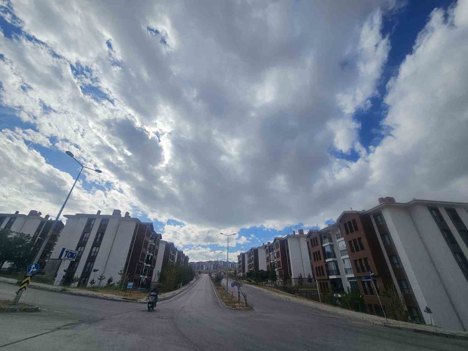 Elazığ’da ’Sirrokümülüs bulutları’ görsel şölen sundu