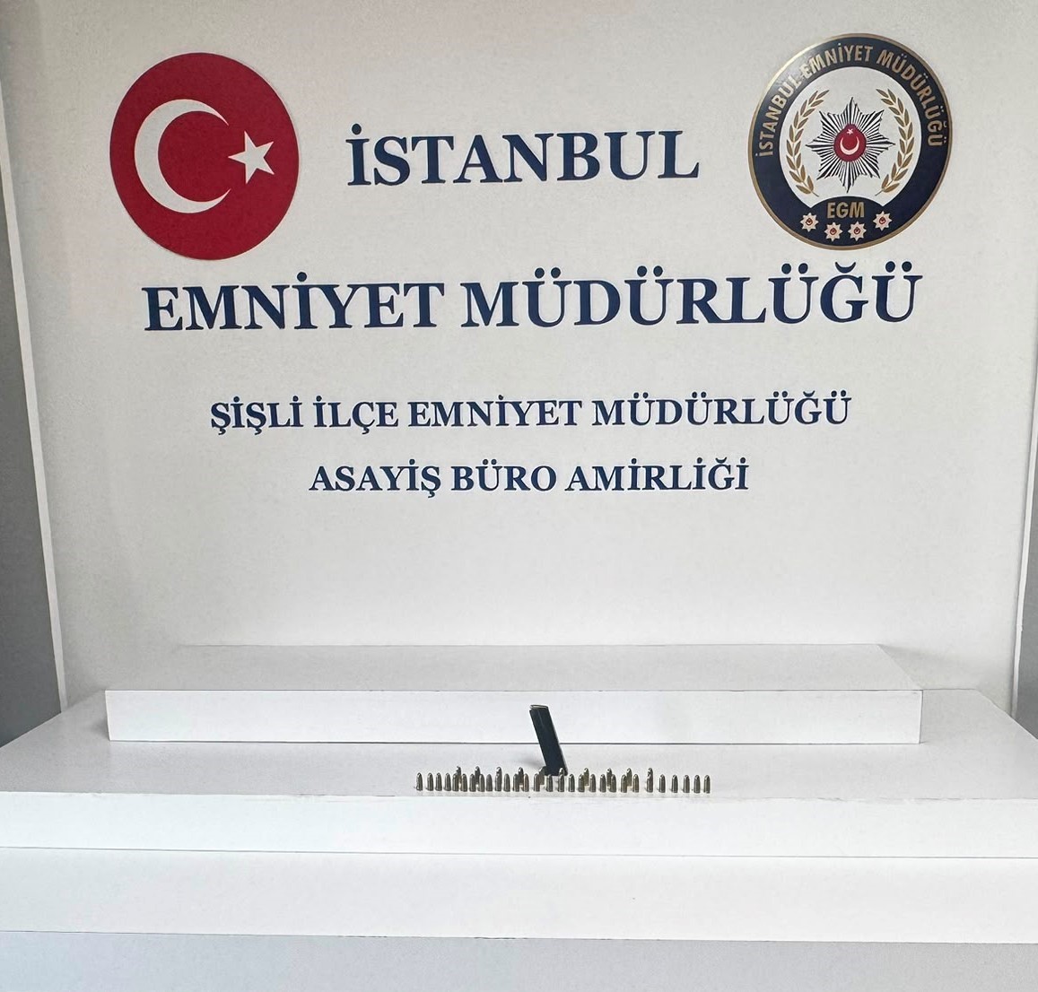 Şişli’de AVM’ye girmeye çalışan genç kadının çantasından şarjör ve mermi çıktı