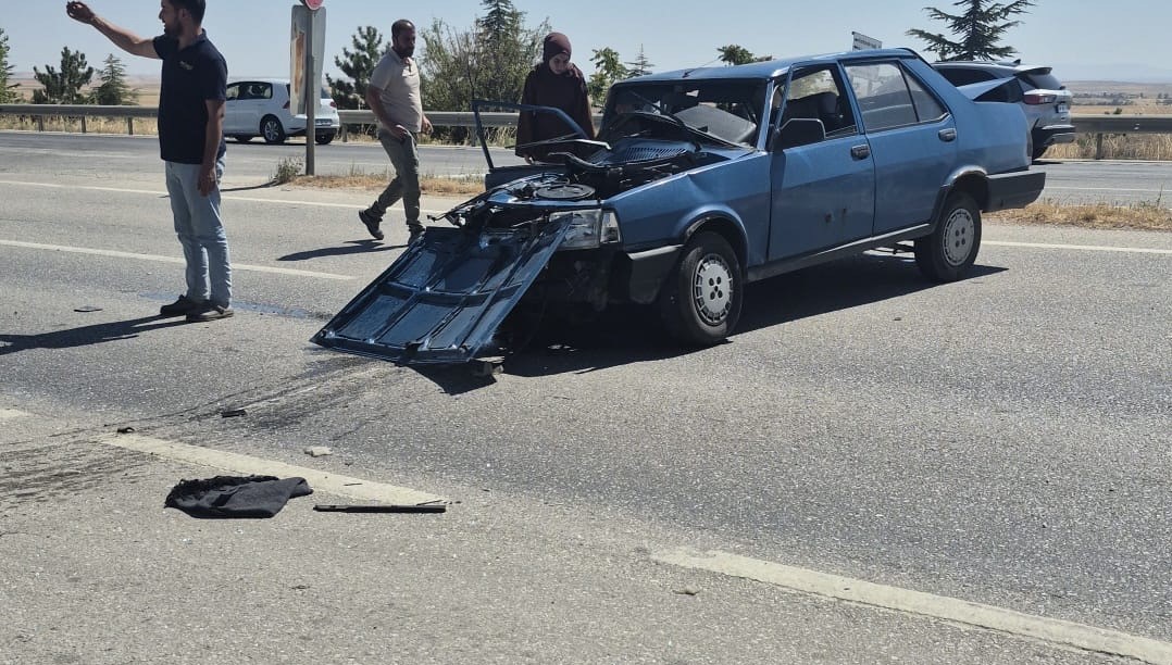 Eskişehir&rsquo;de 2 ara&ccedil; &ccedil;arpıştı: 1&rsquo;i bebek, 1&rsquo;i &ccedil;ocuk 6 yaralı