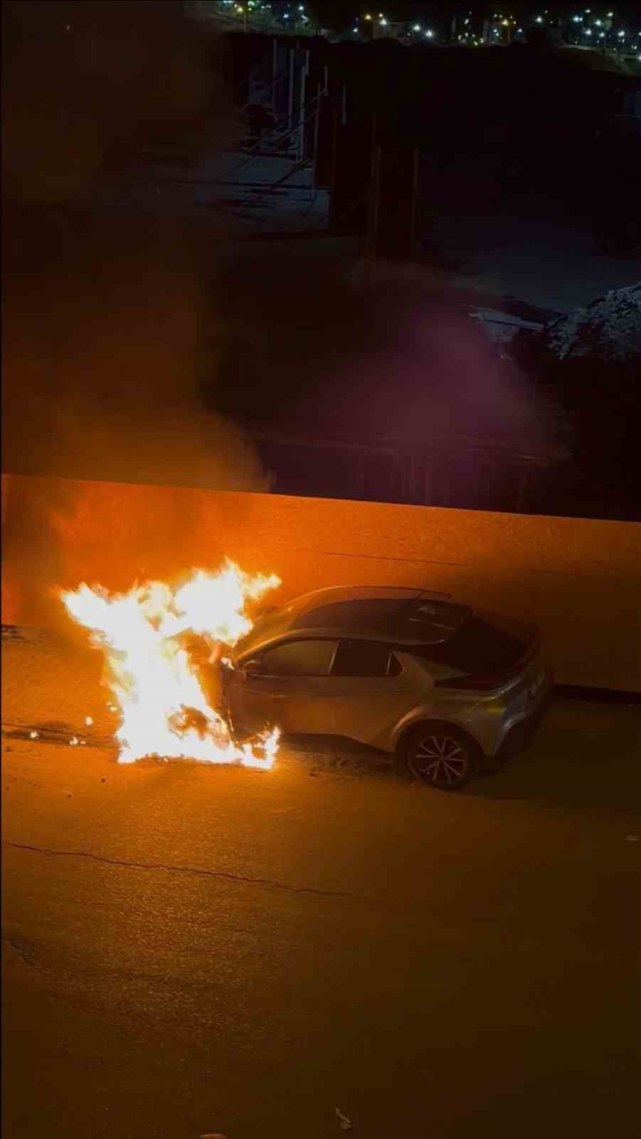 Batman’da park halindeki otomobilin kundaklanma anı kamerada