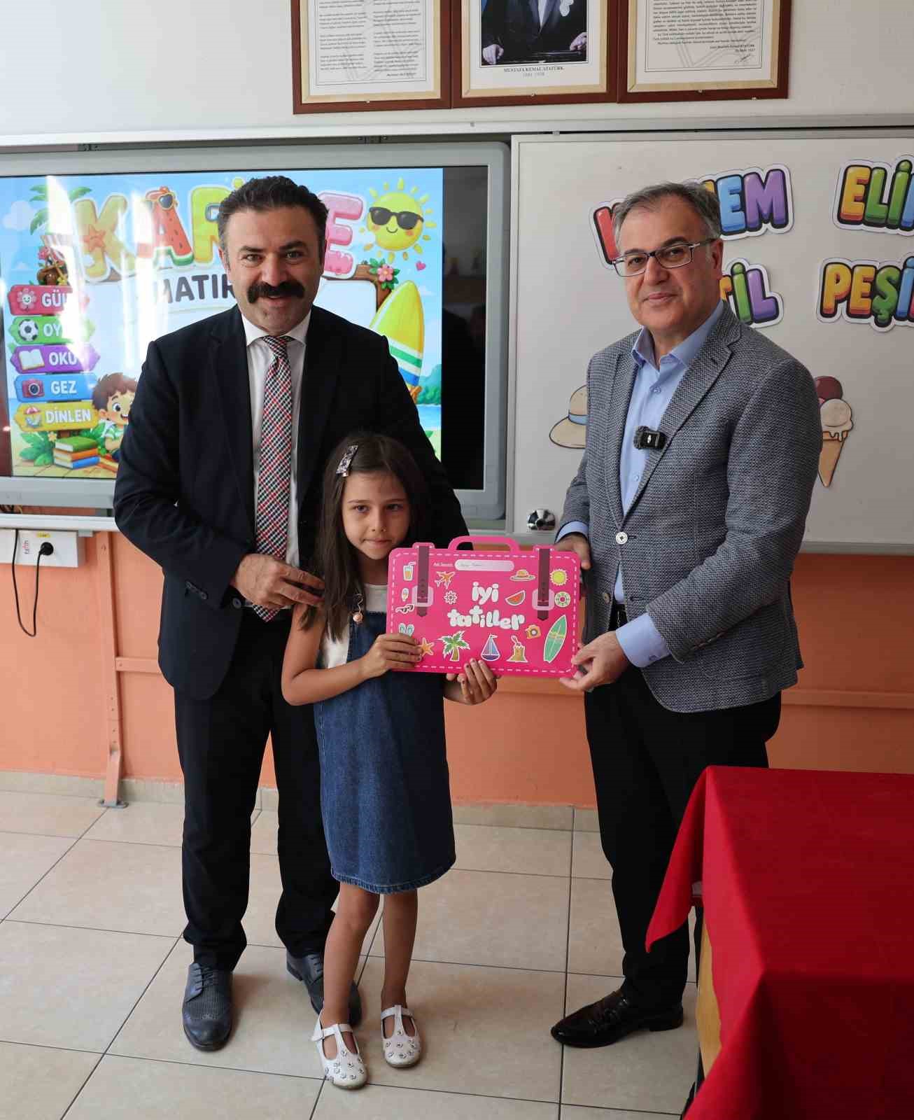 Başkan &Ouml;zdoğan, Hacılar&rsquo;da karne coşkusuna ortak oldu