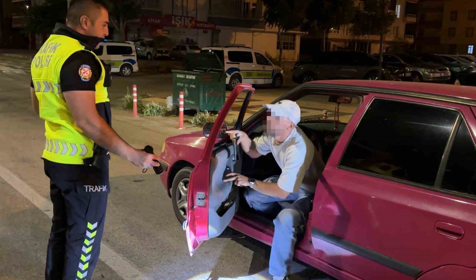 Uygulamada alkoll&uuml; yakalanan s&uuml;r&uuml;c&uuml;n&uuml;n ehliyetine el konuldu