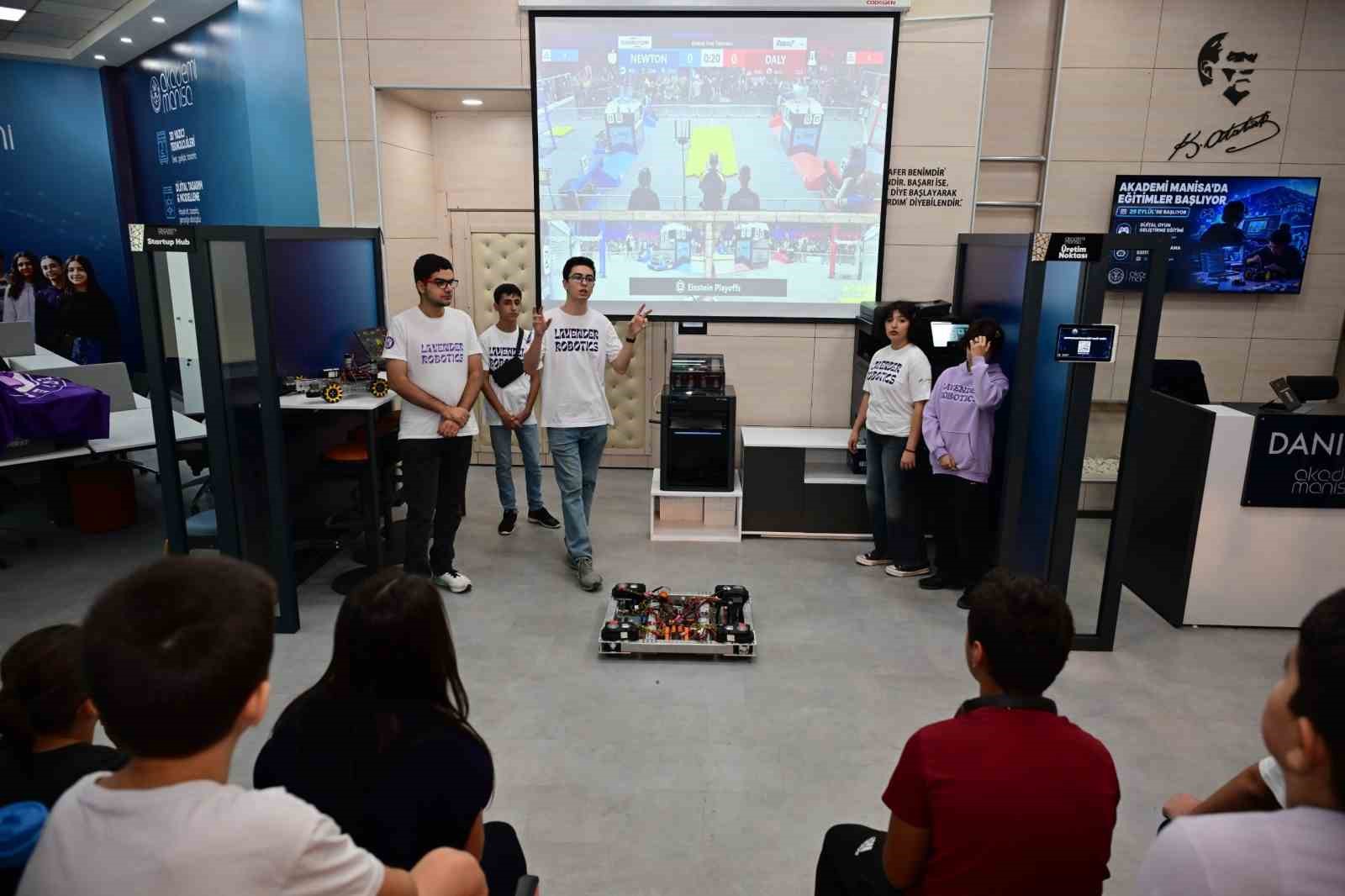 Akademi Manisa&rsquo;da gen&ccedil;lere robotik ve m&uuml;hendislik deneyimi
