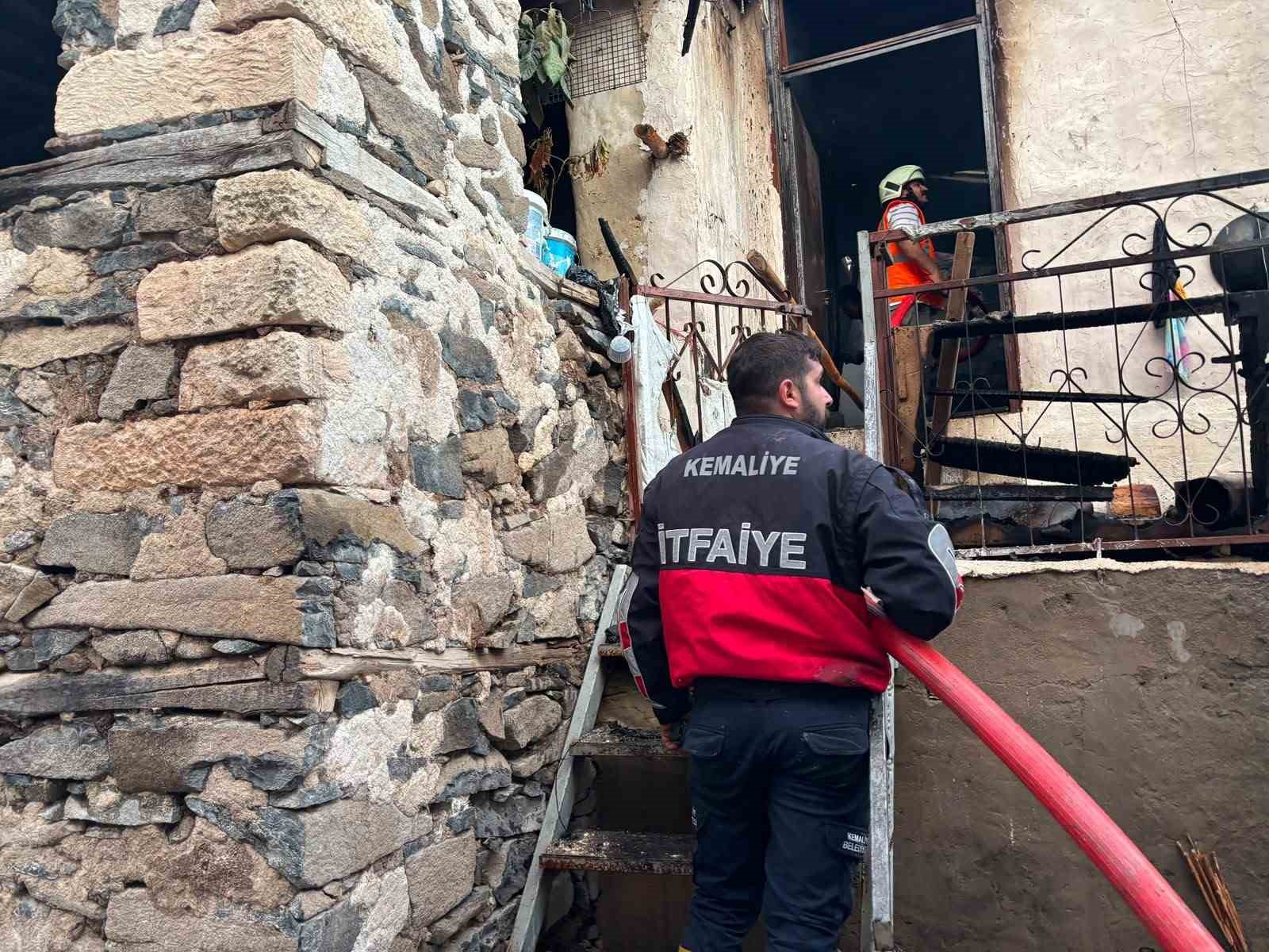 Kemaliye Kışlacık k&ouml;y&uuml;nde yangın: 8 ev zarar g&ouml;rd&uuml;