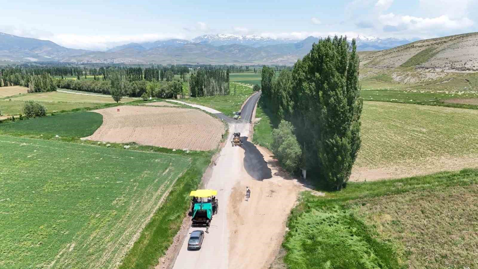 25 k&ouml;y&uuml;n ulaşımını sağlayan İspir grup yolu asfaltlanıyor