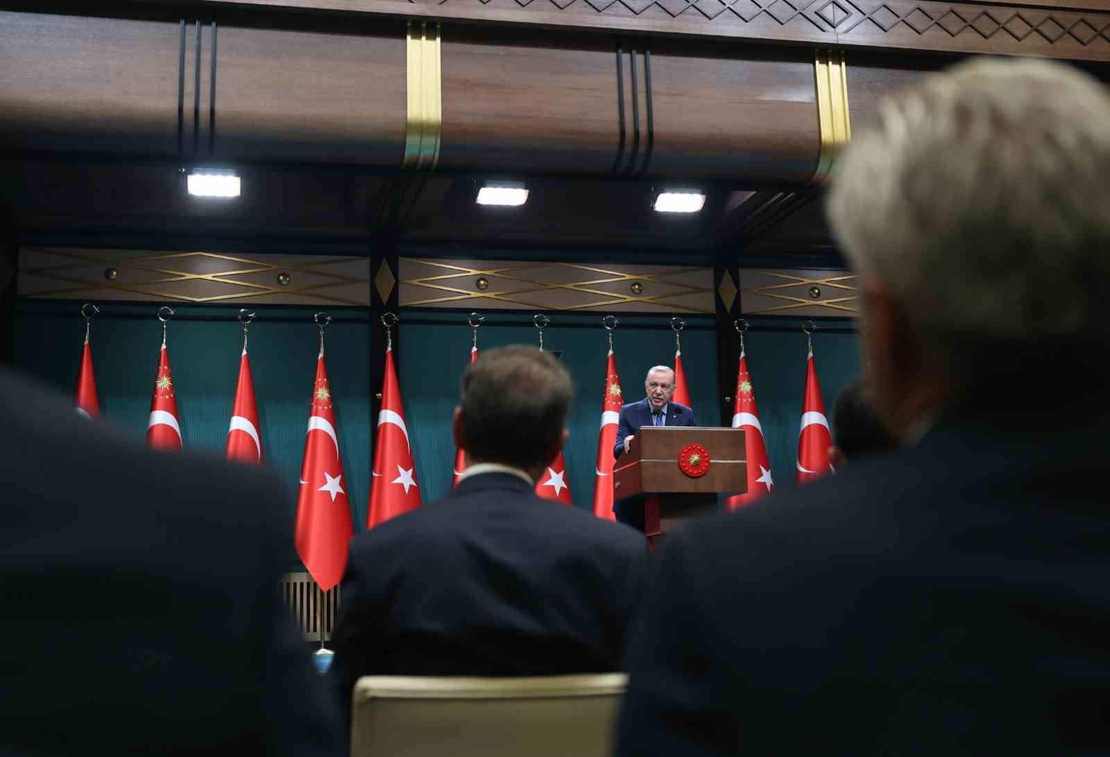 Cumhurbaşkanı Erdoğan: "Kılıç şakırtıları altında can alıp can vererek kendimize yurt eylediğimiz bu topraklarda kimseye ameliyat yaptırmayız"