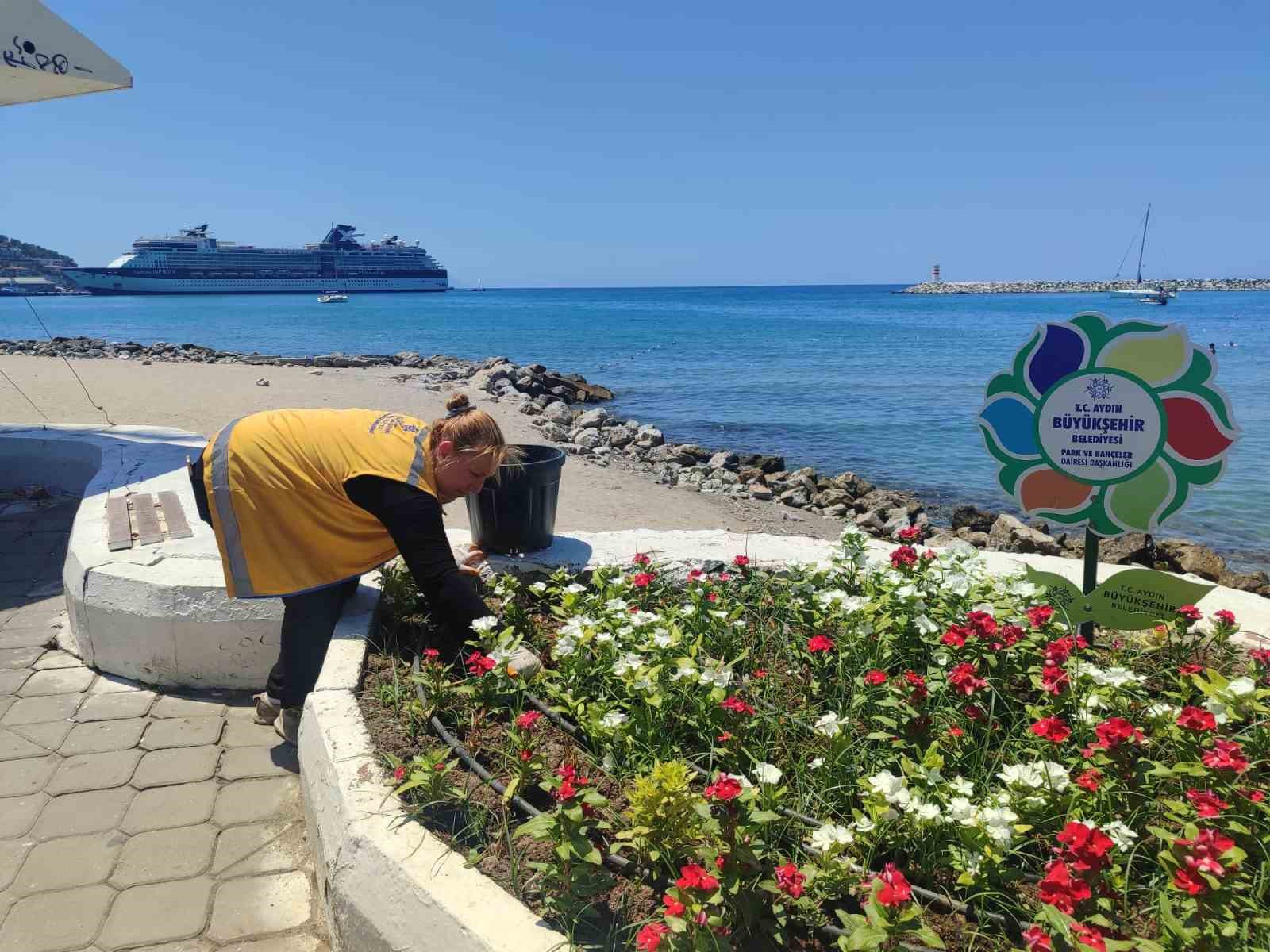 Kuşadası’nda yeşil alanlarda kapsamlı bakım ve düzenleme çalışması