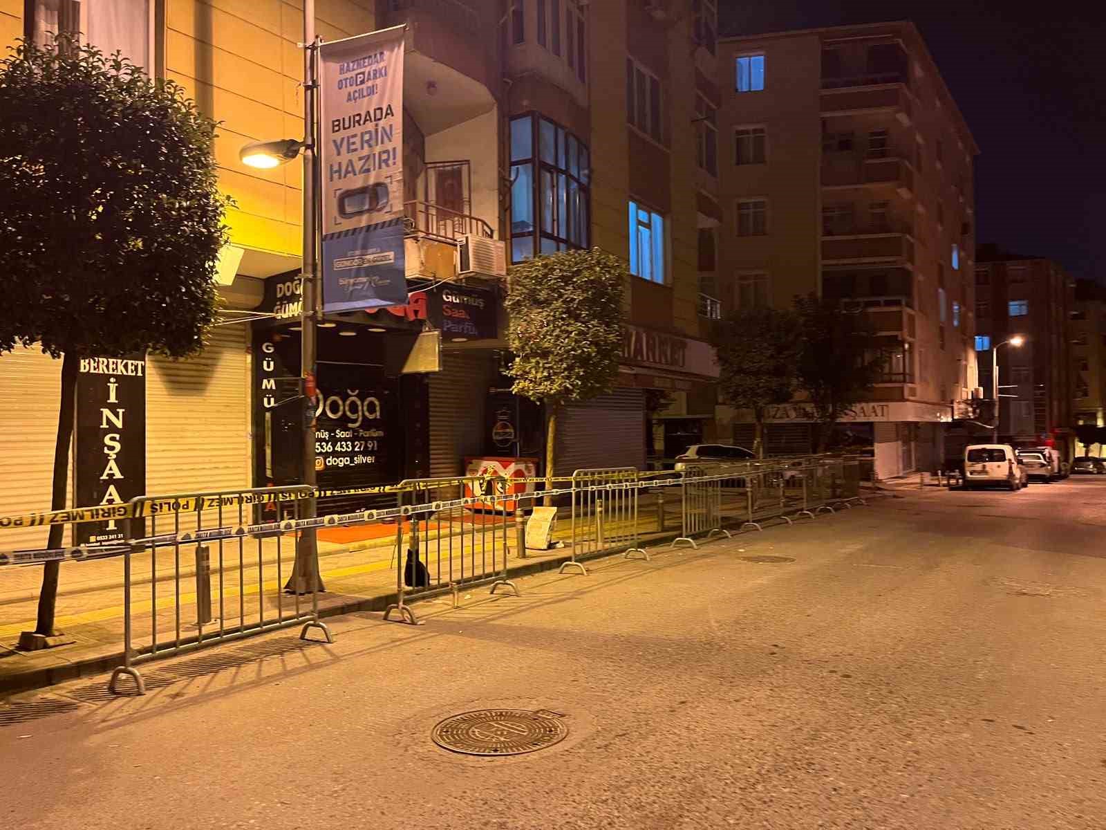 Güngören’de 5 katlı binanın balkonu çöktü: Binanın çevresi bariyerle kapatıldı