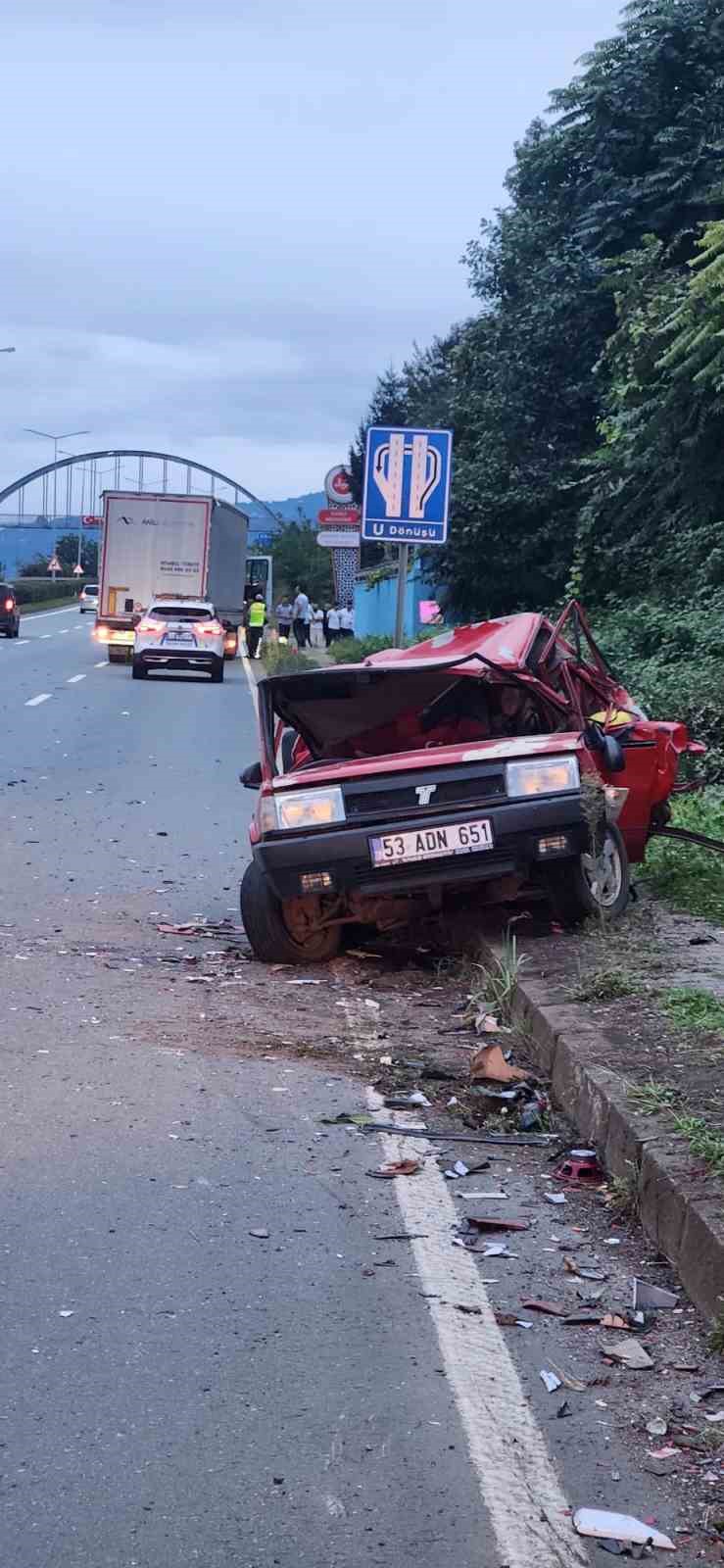 Rize’de tır arızalanan otomobile çarptı: 1’i ağır 2 yaralı