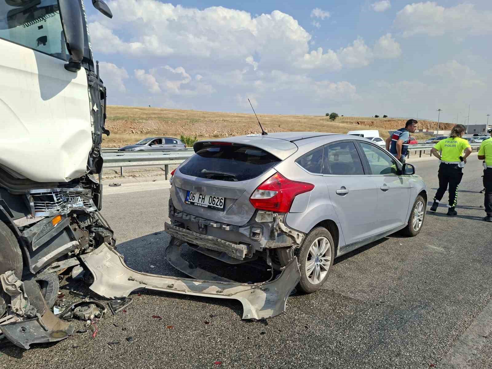 Anız yangını kazaya neden oldu: 13 ara&ccedil; birbirine girdi