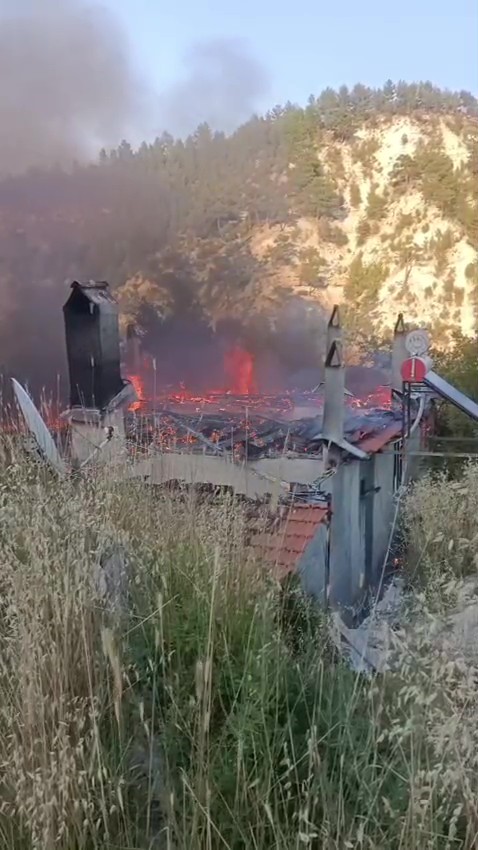 Tek katlı ev yangın sonrası harabeye d&ouml;nd&uuml;