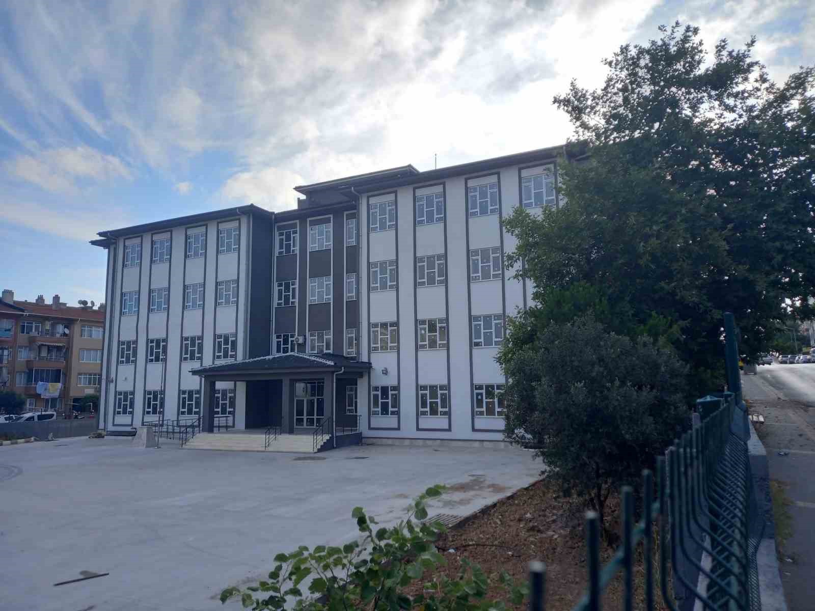 Bandırma’da iki okul yeni binalarında eğitime başladı