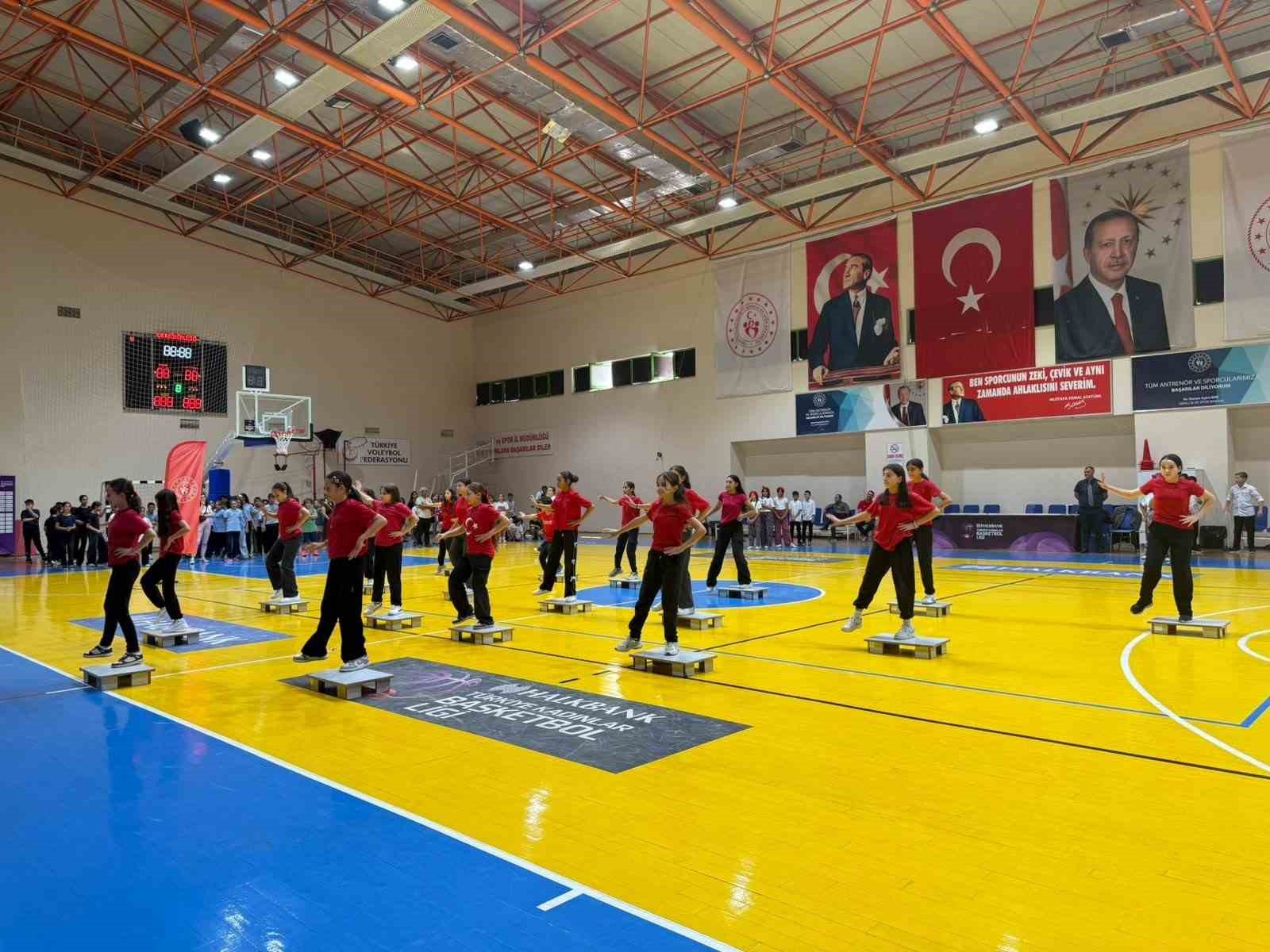 Burhaniye’de Geleneksel Çocuk Oyunlarında dereceye girenlere ödülleri verildi