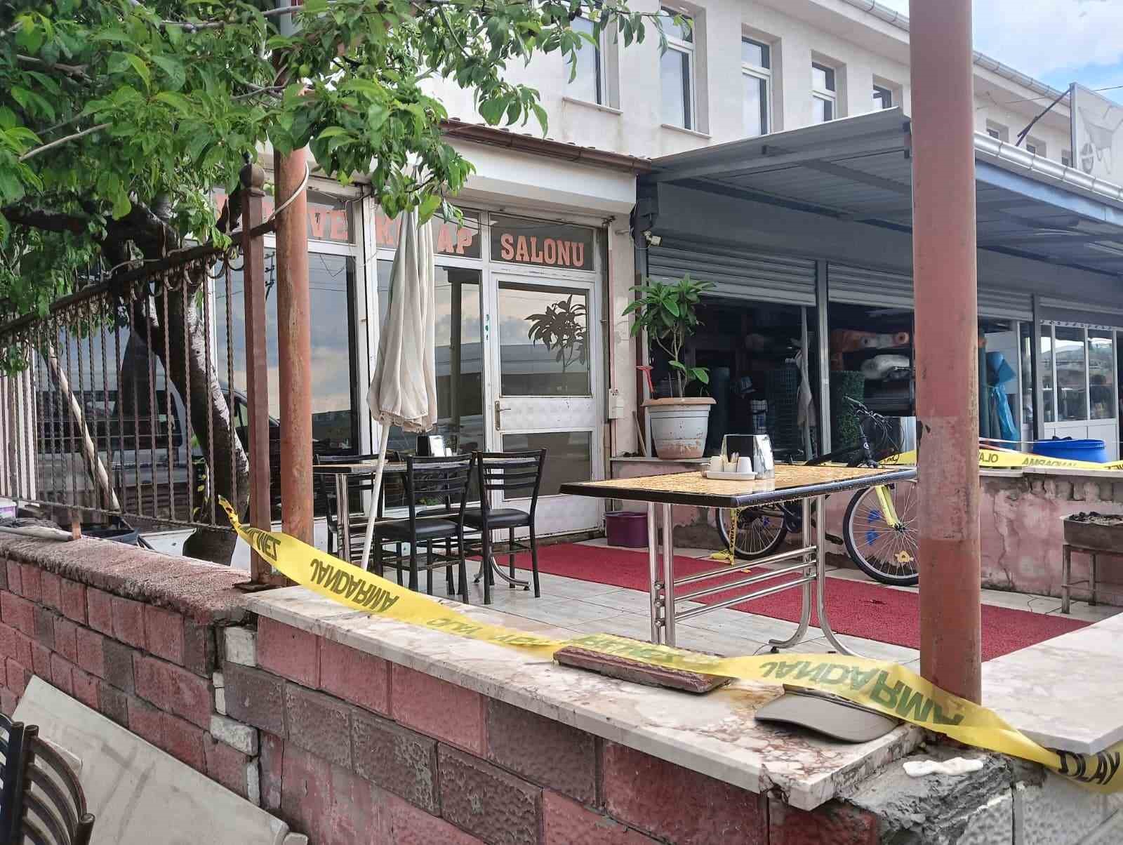 Husumetli olduğu adamı ve onun eşini tabancayla yaraladıktan sonra intihar etti