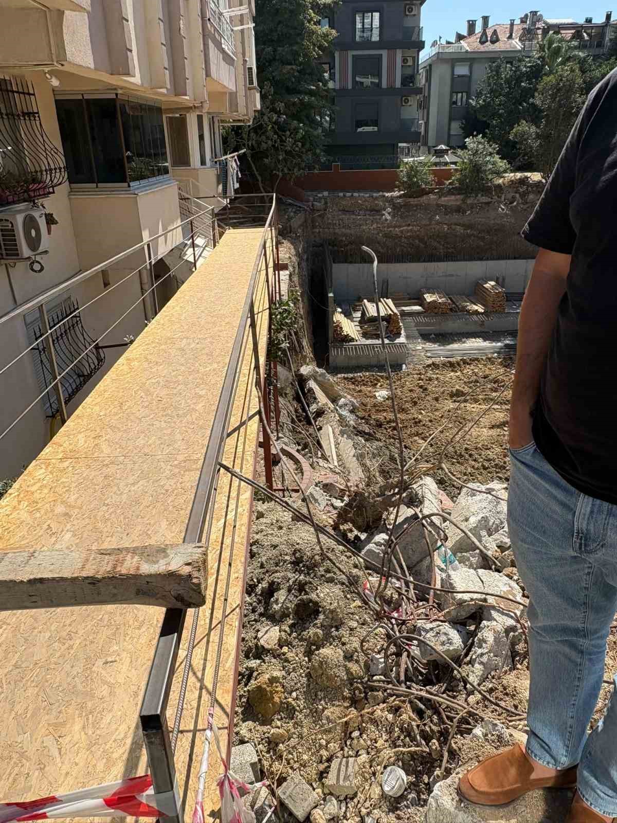 Bahçelievler’de 5 katlı binanın istinat duvarı çöktü