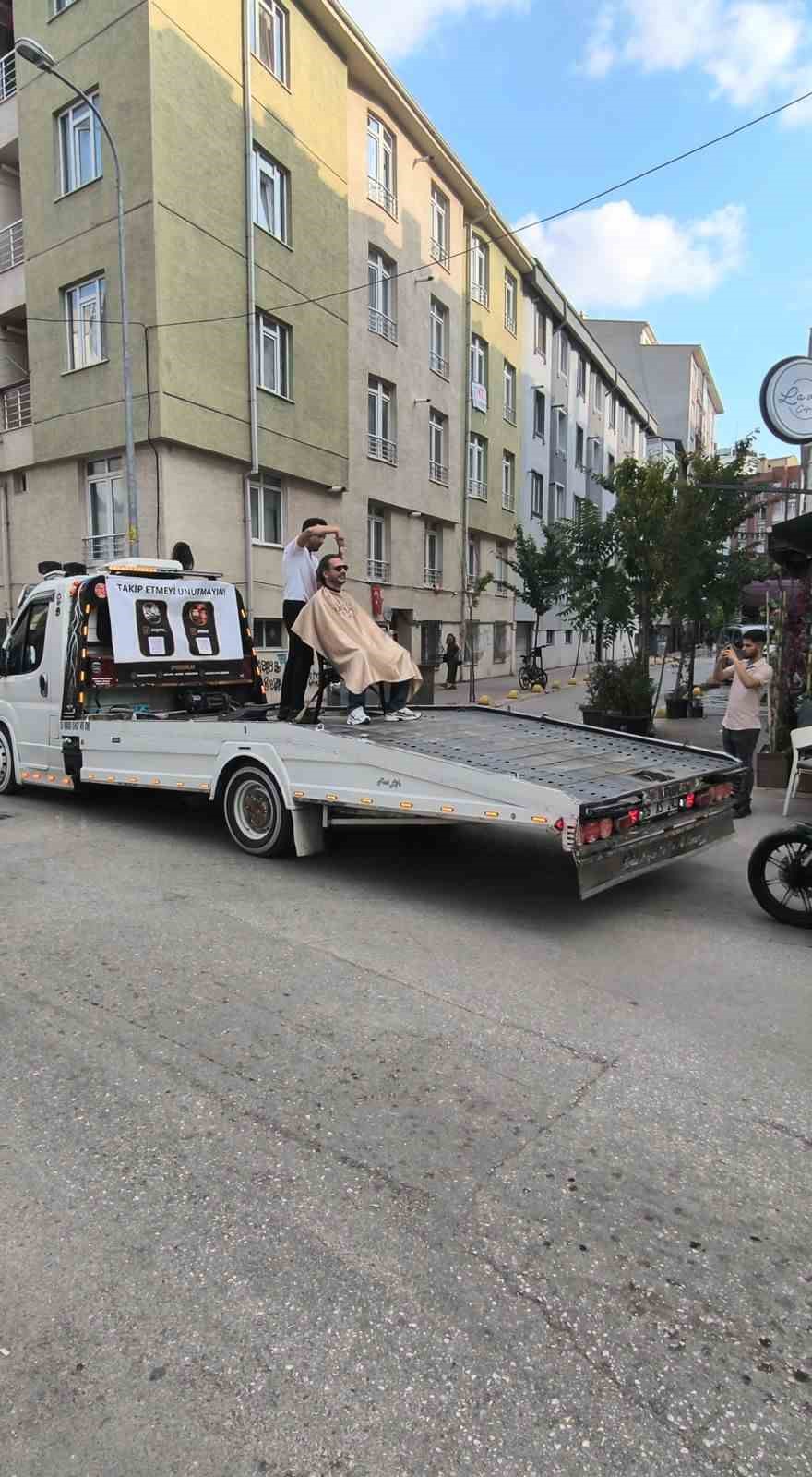 Eskişehir&rsquo;de &ccedil;ekici &uuml;zerinde sa&ccedil; tıraşı oldular