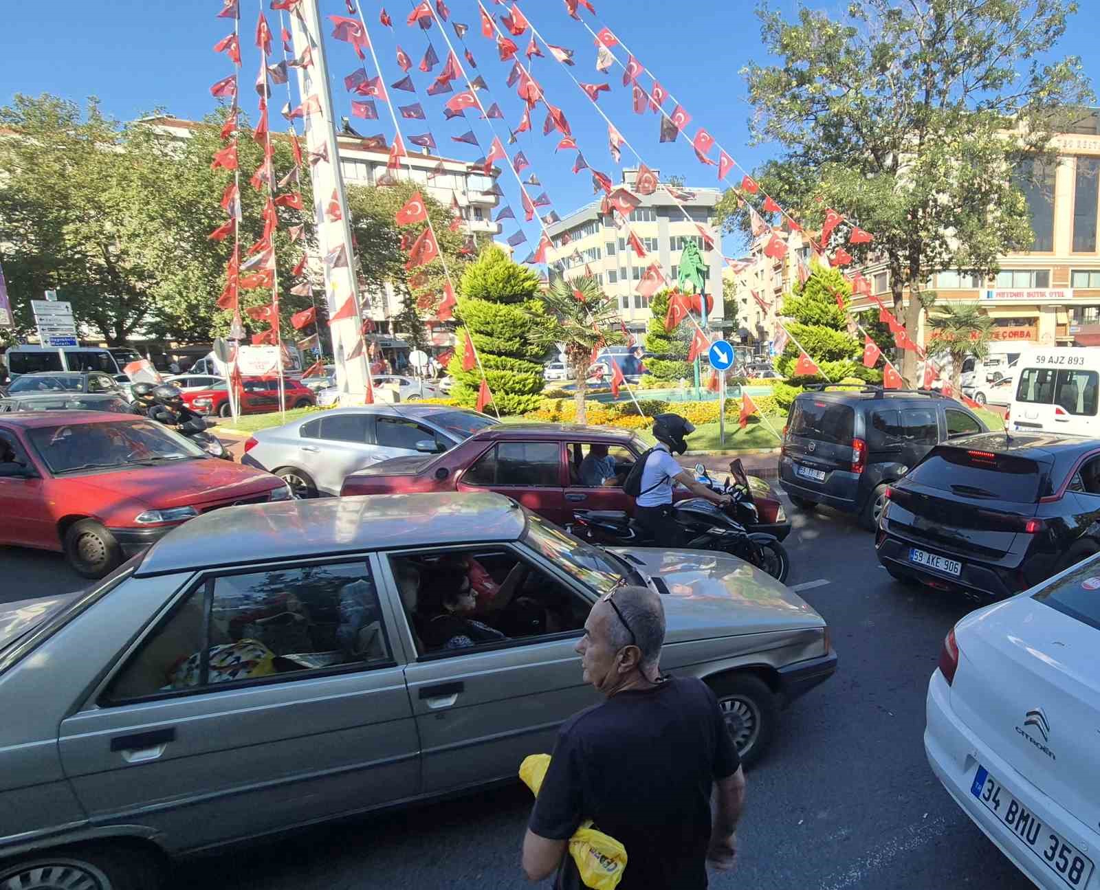 Her 3 kişiye 1 araç düşüyor: Mesai bitince Hükümet Caddesi kilitleniyor