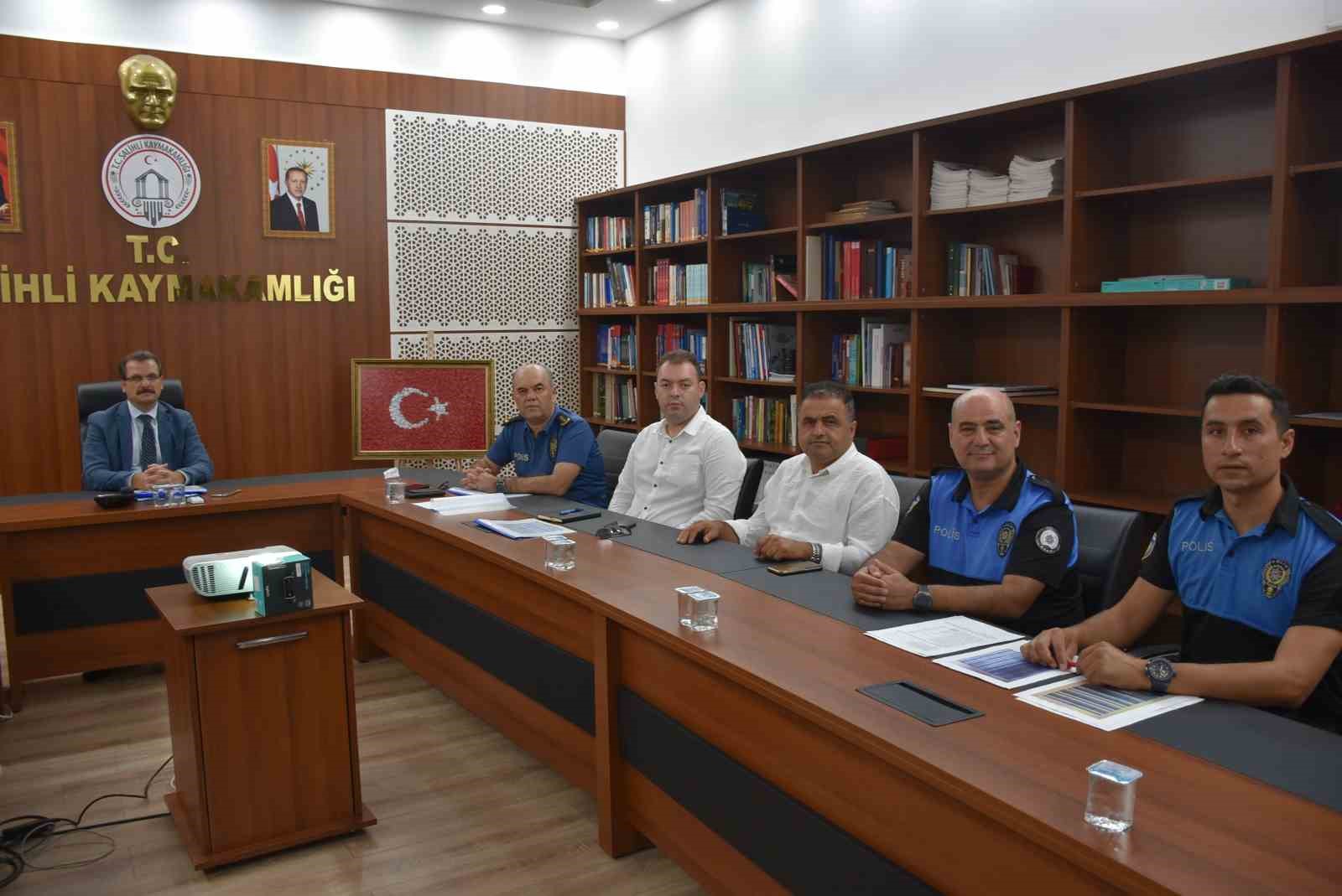 Salihli’de metruk binalar yıkılıyor, hurda araçlar kaldırılıyor