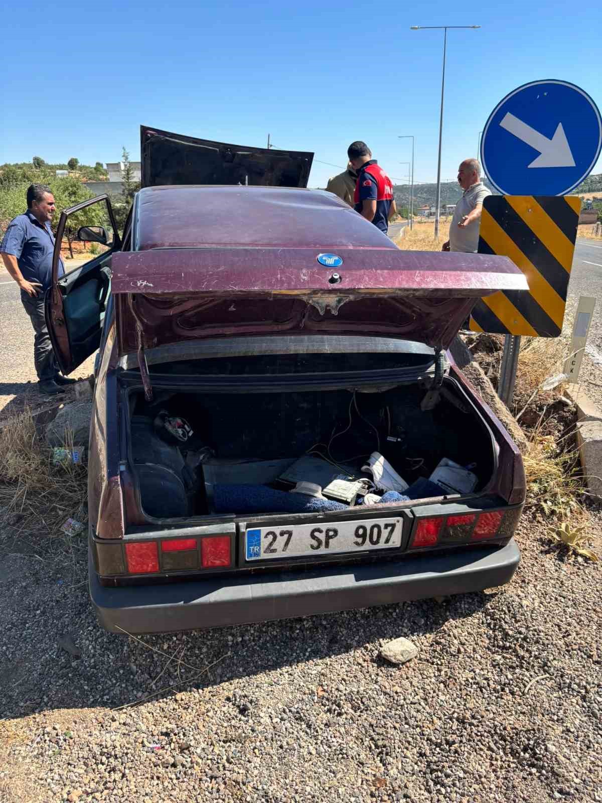 Otomobil refüje çarptı: 3 yaralı