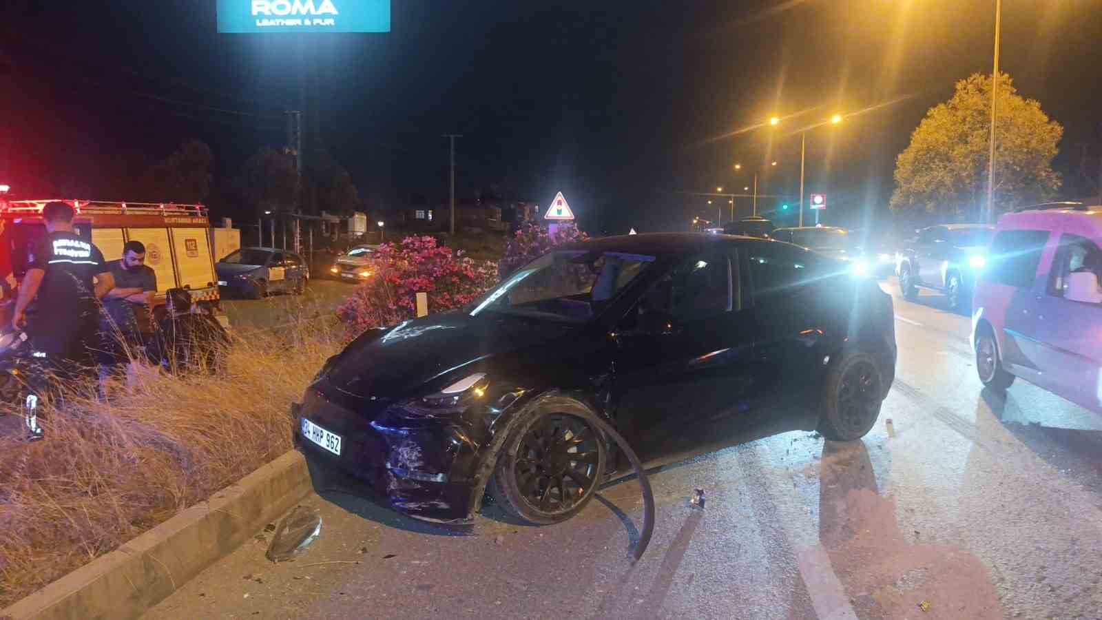 İki araçla çarpışan otomobilden burnu kanamadan çıktı