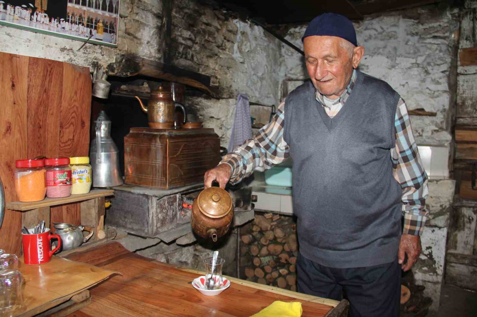 Giresun&rsquo;da 70 yıllık kahvehaneyi yaşatan Osman Koyun hayatını kaybetti