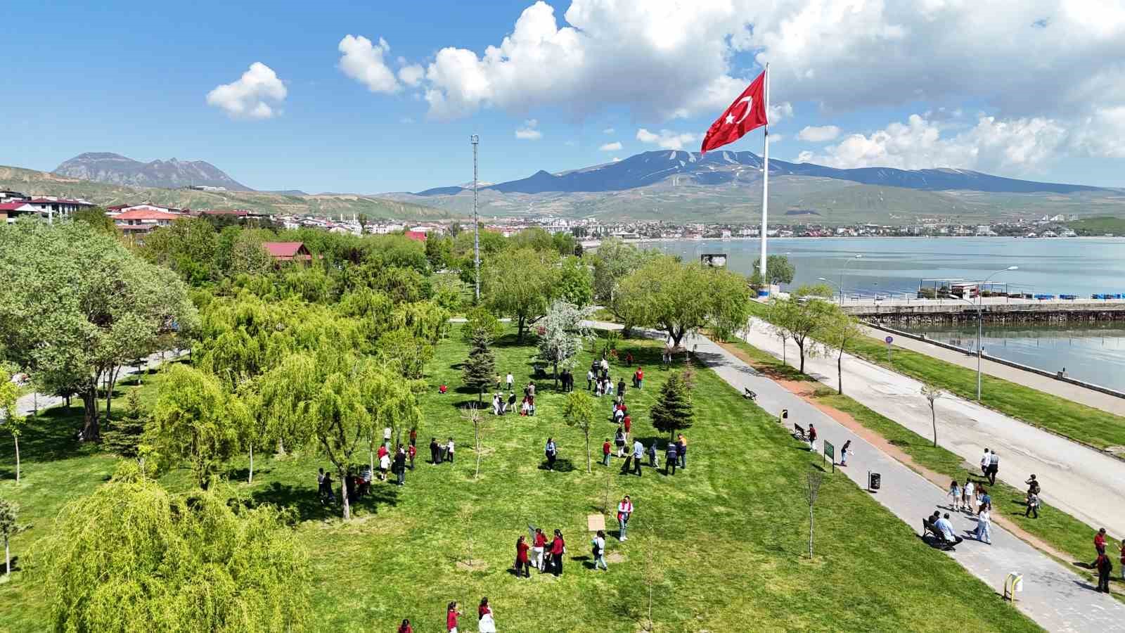 Tatvanlı &ouml;ğrencilerden Van G&ouml;l&uuml; sahilinde &ccedil;evre temizliği