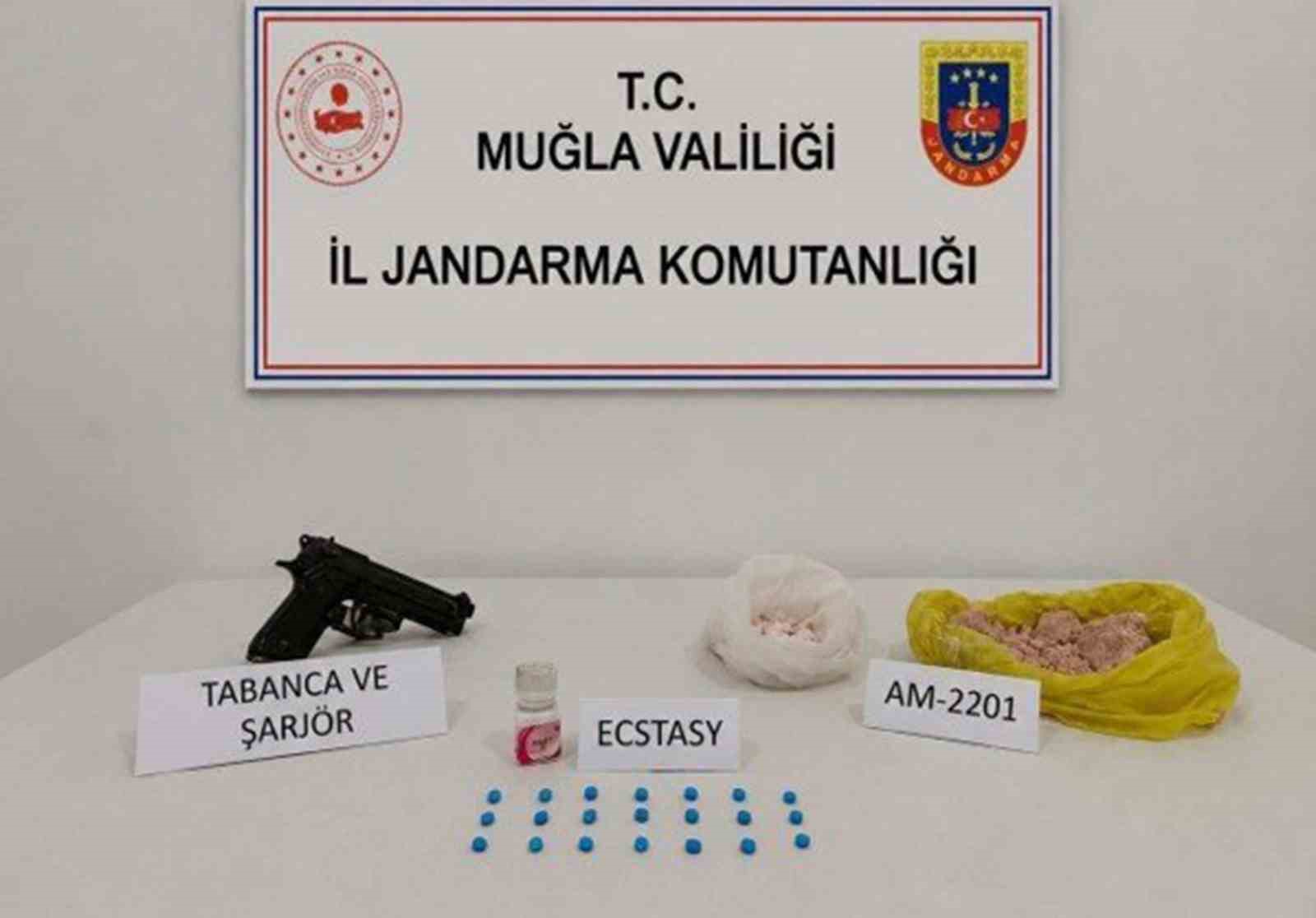 Jandarma ekiplerinin uyuşturucu ve sahte alkol denetimleri sürüyor