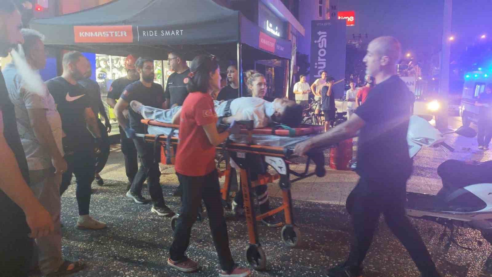 Otomobil takla attı, motoru yola fırladı: 2 yaralı
