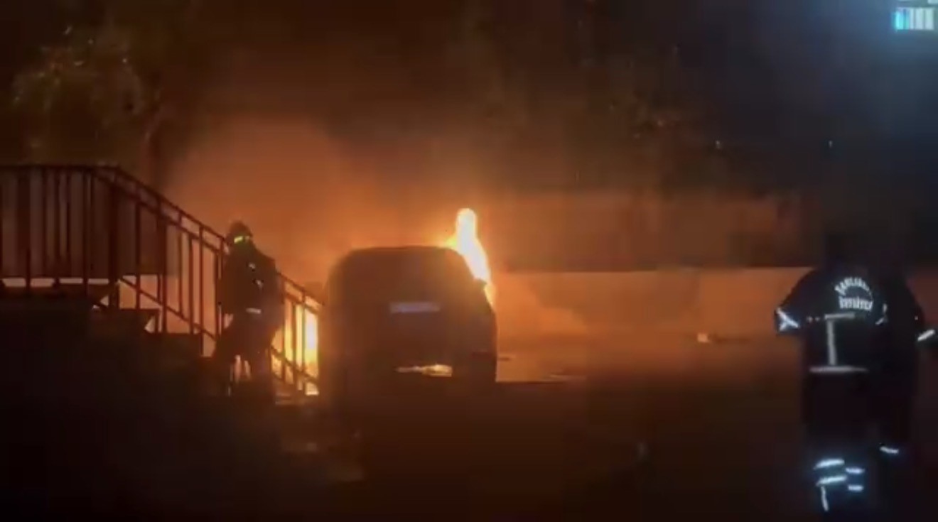 Siverek&rsquo;te park halindeki otomobil alevlere teslim oldu