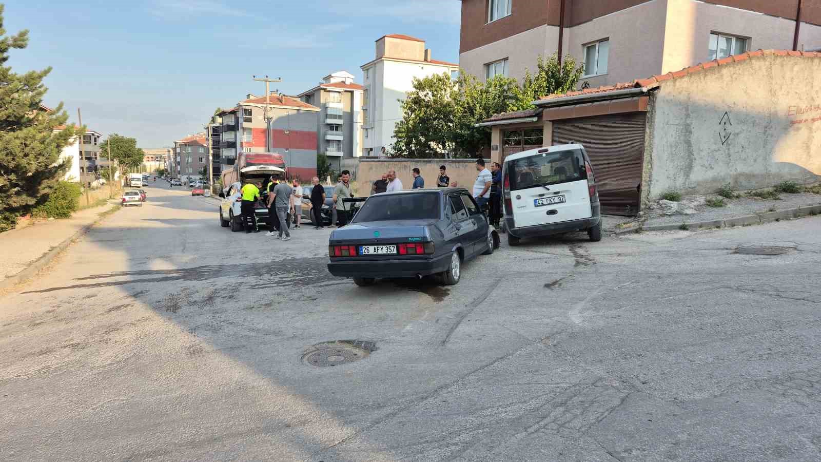 Eskişehir’de 2 araç kafa kafaya çarpıştı, faciadan dönüldü