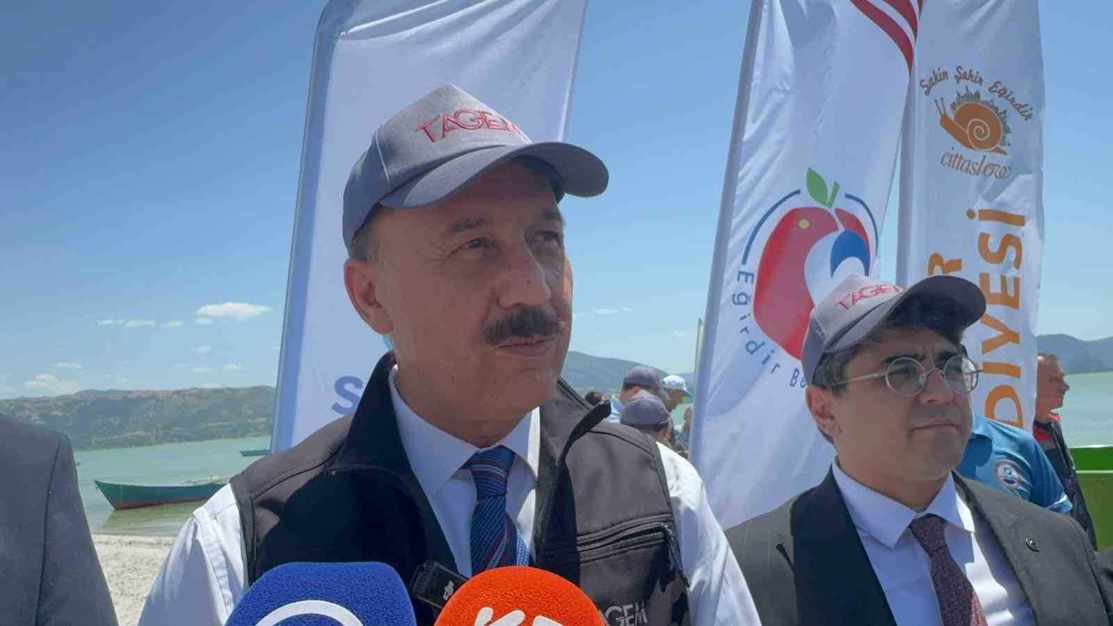 Eğirdir G&ouml;l&uuml;&rsquo;ne 100 bin pullu sazan yavrusu bırakıldı