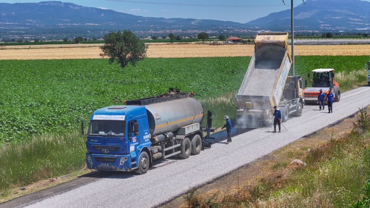 Denizli B&uuml;y&uuml;kşehir, Tavas&rsquo;ta 3 mahalleyi birbirine bağlayan yol ağını yeniliyor