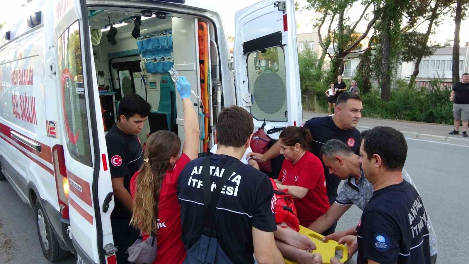 Karşı şeride geçen otomobil ortalığı savaş alanına çevirdi: 4 yaralı