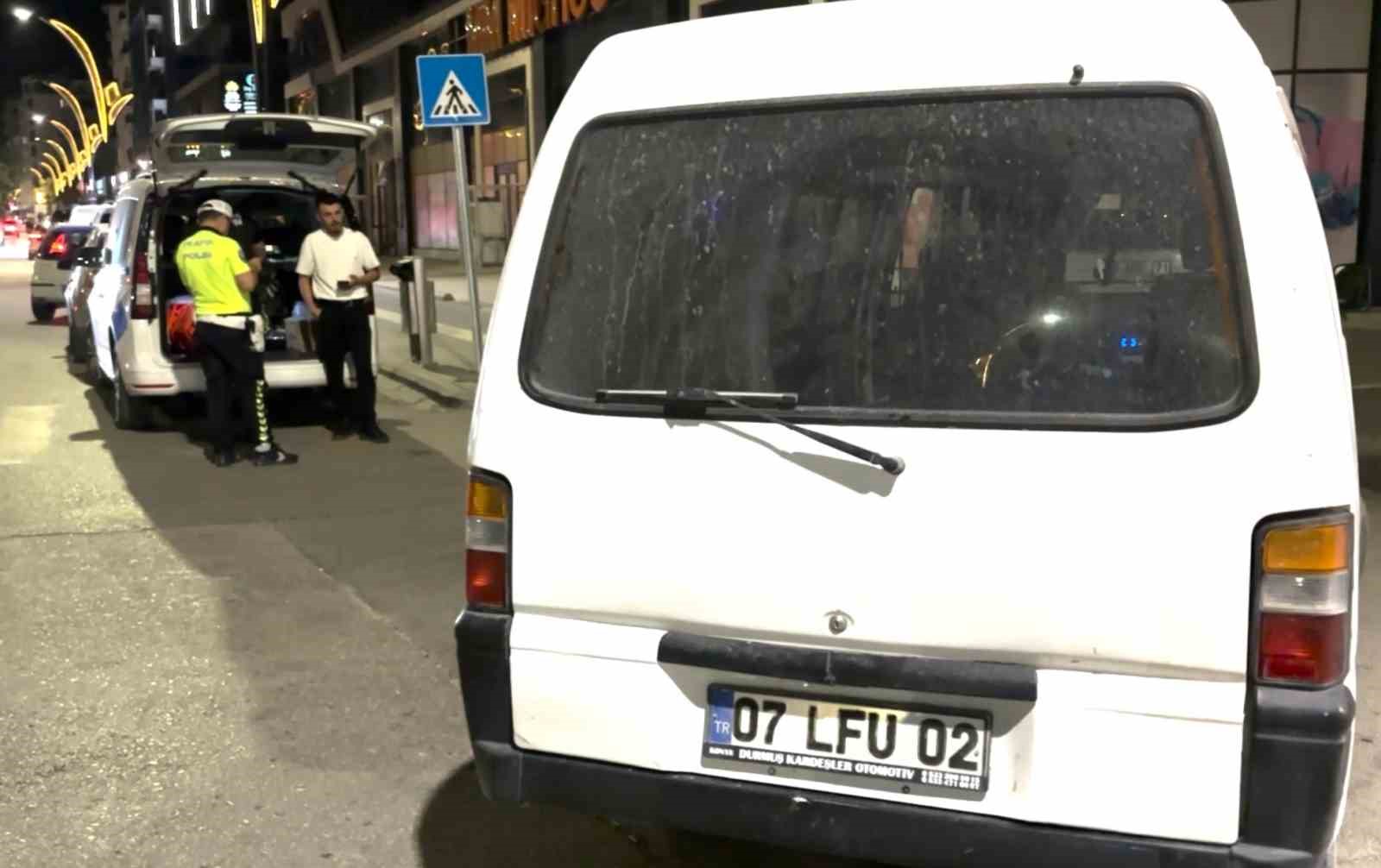 Alkoll&uuml; minib&uuml;s kullanan s&uuml;r&uuml;c&uuml;n&uuml;n ehliyetine el kondu