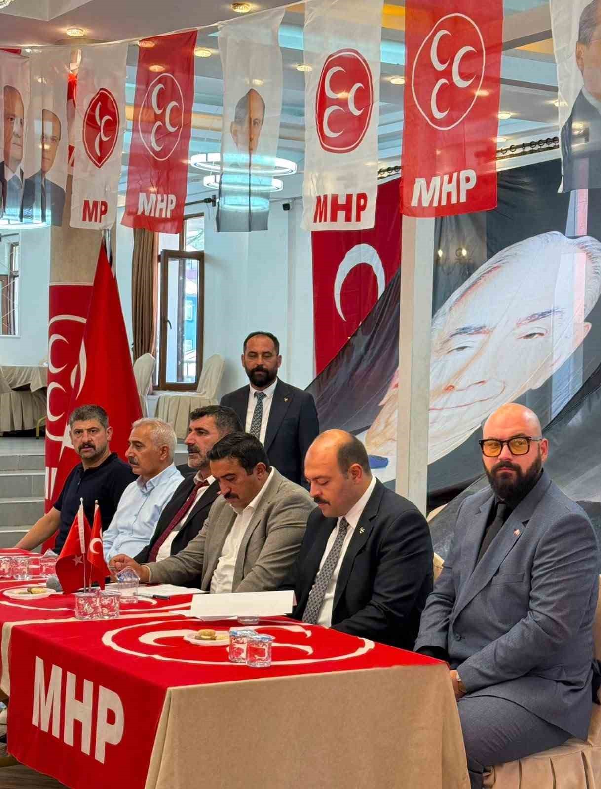 MHP Sarıkamış İlçe Kongresi’nde Tarık Bilgin güven tazeledi