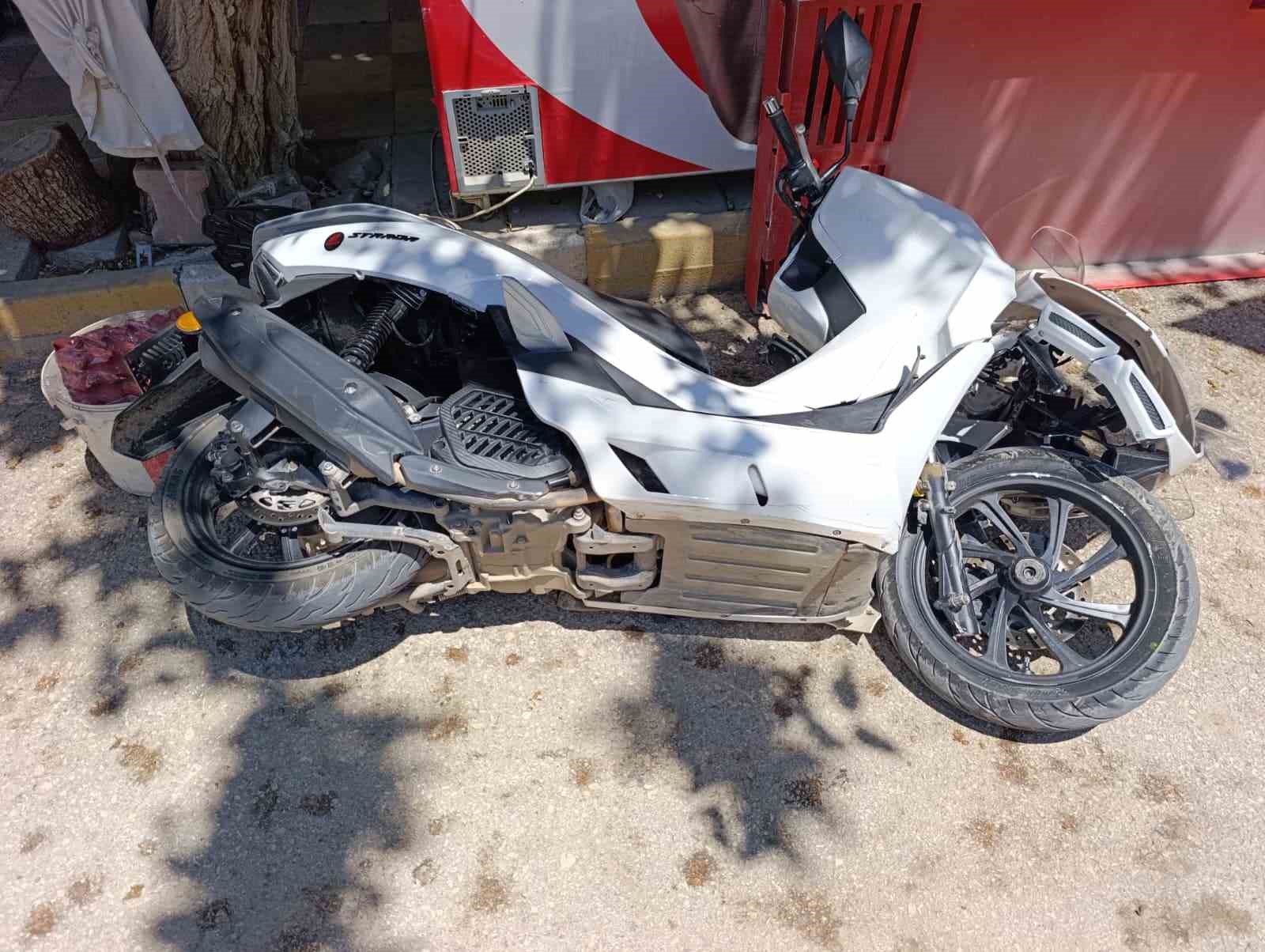 Otomobil ile motosiklet &ccedil;arpıştı: 1 ağır yaralı