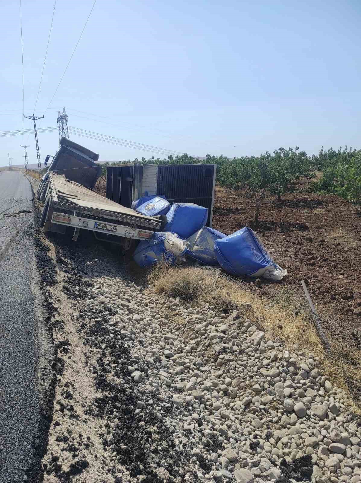 Siirt’te jeneratör taşıyan tır yan yattı, jeneratör alev aldı