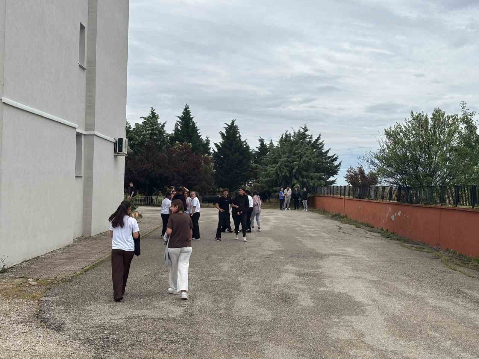 Kırklareli’nde LGS heyecanı: Öğrenciler içeride, aileler dışarıda ter döktü