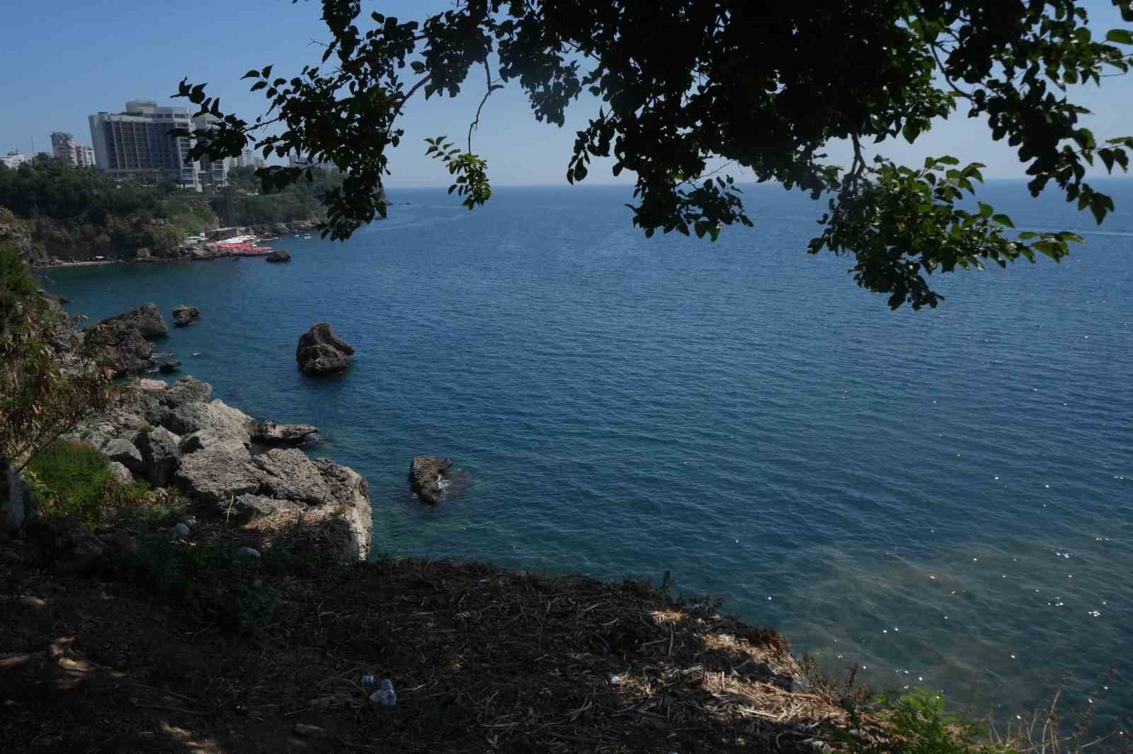 Arıza sebebiyle denize karışan atık su, denizin rengi değiştirdi