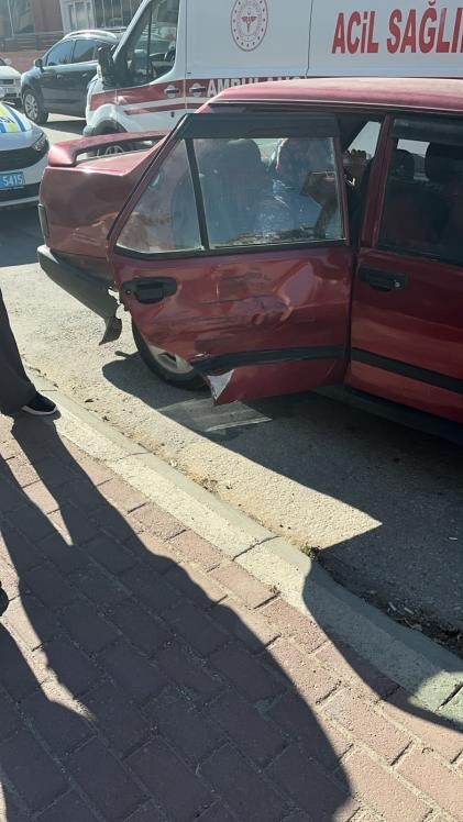 Bilecik’te iki otomobil çarpıştı: 3 yaralı