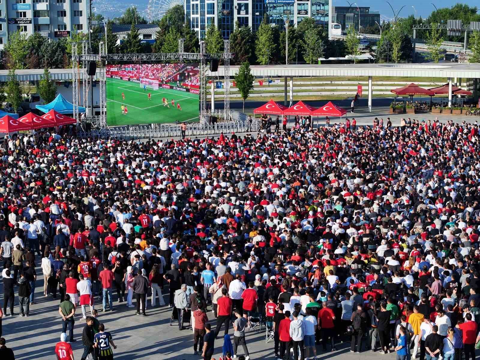 Kocaeli’de binlerce kişi milli maçı dev ekranda izledi