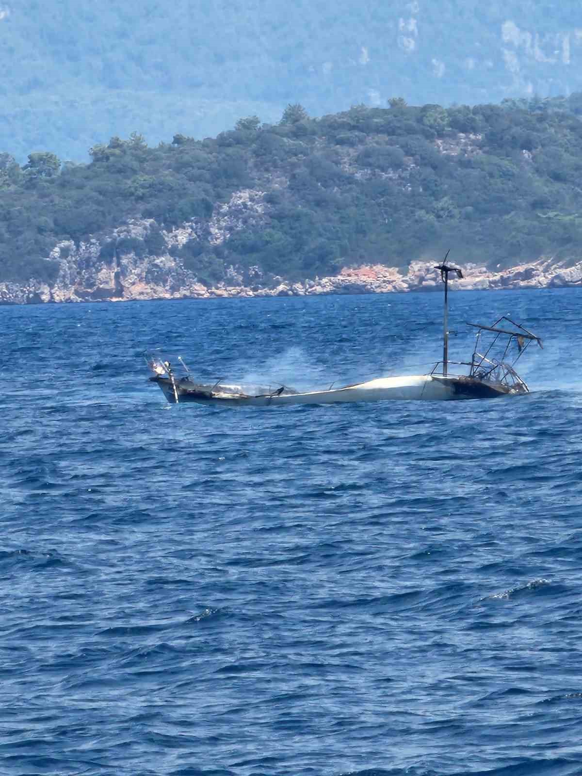 Marmaris’te demirli yelkenli tekne alevlere teslim oldu